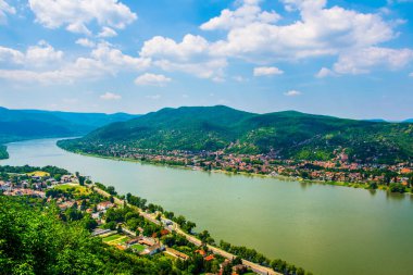 Tuna kıvrımı Macaristan 'daki Višegrad kalesinden görülüyor