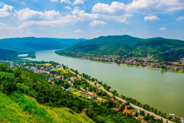 Tuna kıvrımı Macaristan 'daki Višegrad kalesinden görülüyor