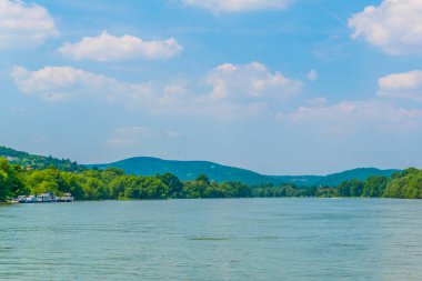 Macaristan 'da Visegrad ile Szentendre arasındaki virajdaki Tuna Nehri manzarası