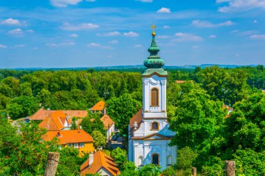 Hungary 'deki Szentendre kasabasının arka planında Danube nehrinin havadan görünüşü.
