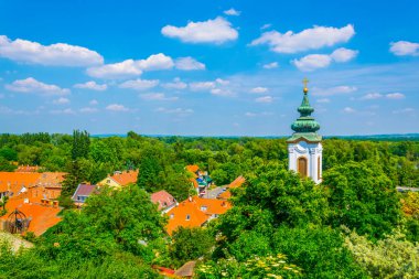 Hungary 'deki Szentendre kasabasının arka planında Danube nehrinin havadan görünüşü.