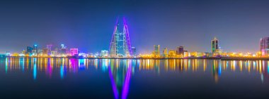 Gece boyunca Dünya ticaret merkezi binası, Bahreyn hakim Manama Silueti.