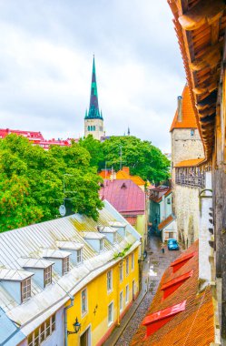 Eski Estonya 'yı çevreleyen ortaçağ kalesinin surlarından Tallin' in havadan görünüşü