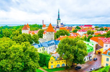 Aziz Olaf Kilisesi 'nin hakim olduğu eski Tallin şehrinin havadan görünüşü, Estonya