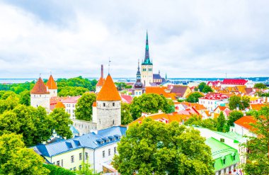 Aziz Olaf Kilisesi 'nin hakim olduğu eski Tallin şehrinin havadan görünüşü, Estonya