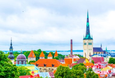 Aziz Olaf Kilisesi 'nin hakim olduğu eski Tallin şehrinin havadan görünüşü, Estonya