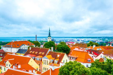 Aziz Olaf Kilisesi 'nin hakim olduğu eski Tallin şehrinin havadan görünüşü, Estonya