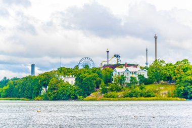 Helsinki, Finlandiya 'da eğlence parkı bulunan Toolonlahti Körfezi manzarası