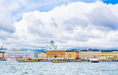 Arka planda Helsinki katedrali bulunan Helsinki limanı manzarası, Finlandiya