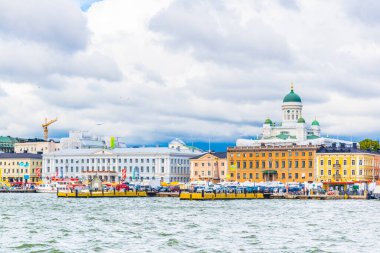 Arka planda Helsinki katedrali bulunan Helsinki limanı manzarası, Finlandiya