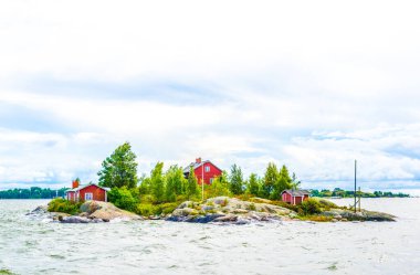 Finlandiya 'da Helsinki Körfezi' nde küçük bir ada manzarası