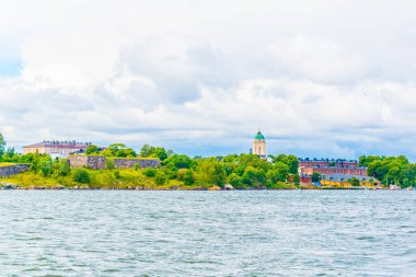 Suomenlinna takımadaları eskiden askeri üs olarak hizmet vermekteydi ve şimdi unesco dünya mirası listesinde yer alıyor. Helsinki, Finlandiya yakınlarındaki bir feribottan görüntü