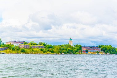 Suomenlinna takımadaları eskiden askeri üs olarak hizmet vermekteydi ve şimdi unesco dünya mirası listesinde yer alıyor. Helsinki, Finlandiya yakınlarındaki bir feribottan görüntü
