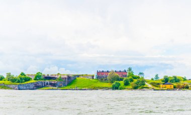 Suomenlinna takımadaları eskiden askeri üs olarak hizmet vermekteydi ve şimdi unesco dünya mirası listesinde yer alıyor. Helsinki, Finlandiya yakınlarındaki bir feribottan görüntü