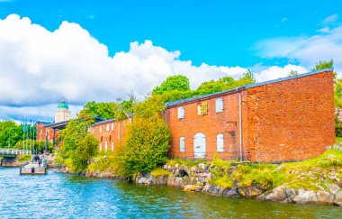 Finlandiya 'daki Suomenlinna takımadalarının kırmızı tuğlalı evleri
