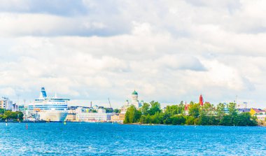 Arka planda Helsinki katedrali bulunan Helsinki limanı manzarası, Finlandiya
