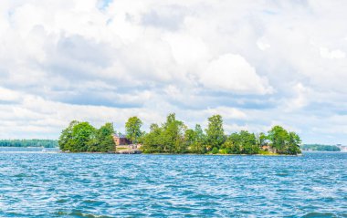 Finlandiya 'da Helsinki Körfezi' nde küçük bir ada manzarası
