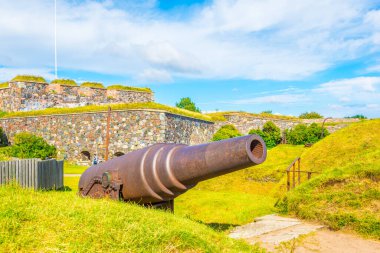 Helsinki, Finlandiya yakınlarındaki Suomenlinna Adası Kalesinde eski bir top.