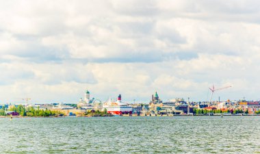 Arka planda Helsinki katedrali bulunan Helsinki limanı manzarası, Finlandiya