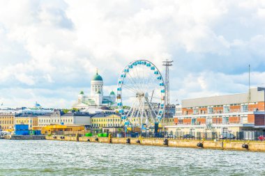 Helsinki limanının dönme dolabı ve arka plandaki Helsinki katedrali, Finlandiya