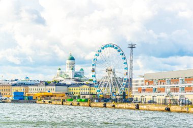 Helsinki limanının dönme dolabı ve arka plandaki Helsinki katedrali, Finlandiya
