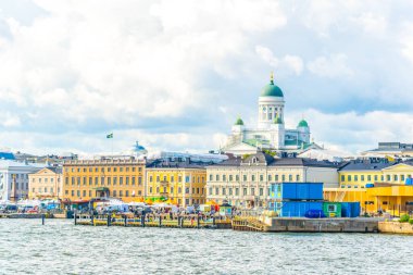 Arka planda Helsinki katedrali bulunan Helsinki limanı manzarası, Finlandiya