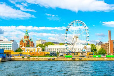 Helsinki limanının dönme dolabı ve arka plandaki Uspenski katedrali, Finlandiya