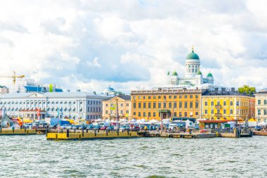 Arka planda Helsinki katedrali bulunan Helsinki limanı manzarası, Finlandiya
