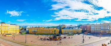 HELSINKI, FINLAND, 17 AĞUSTOS 2016: Helsinki Katedrali önündeki Senato Meydanı, Finlandiya