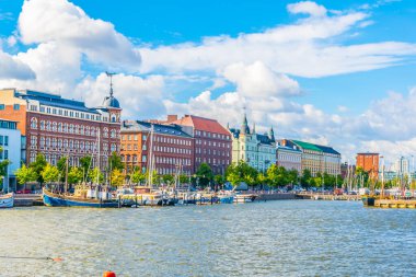 Helsinki, Finlandiya 'nın Kruununhaka bölgesinde bir marina manzarası
