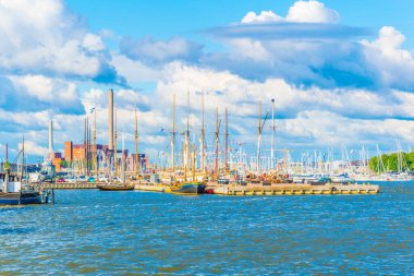 Helsinki, Finlandiya 'nın Kruununhaka bölgesinde bir marina manzarası