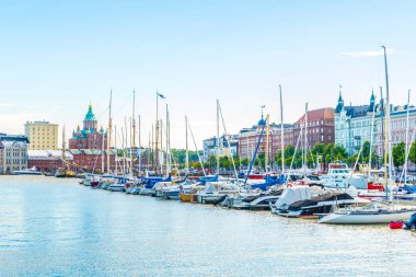 Helsinki, Finlandiya 'daki Kruununhaka marinasının üzerinde Uspenski Katedrali yükseliyor