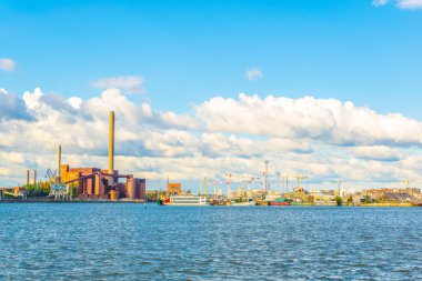 Helsinki, Finlan 'da Baltık Denizi kıyısındaki bir fabrikanın görüntüsü