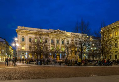 Milano 'daki İtalyan Ticaret Bankasının Aydınlatılmış Sarayı' nın Gece Görüşü