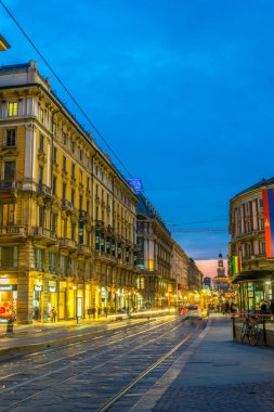 Milano 'daki Dante Caddesi' nden Castello sforzesco 'ya gece görüşü..