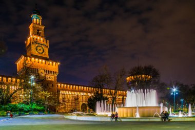 Milano 'daki Castello sforzesco' nun önündeki aydınlık çeşmenin gece manzarası..