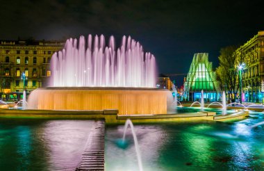 Milano 'daki Castello sforzesco' nun önündeki aydınlık çeşmenin gece manzarası..