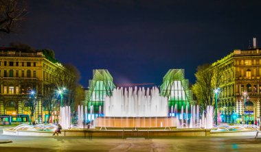 Milano 'daki Castello sforzesco' nun önündeki aydınlık çeşmenin gece manzarası..