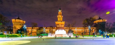 Milano 'daki Castello sforzesco' nun önündeki aydınlık çeşmenin gece manzarası..