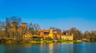 İtalyan Torino 'sunda Borgo Ortaçağ Kalesi manzarası