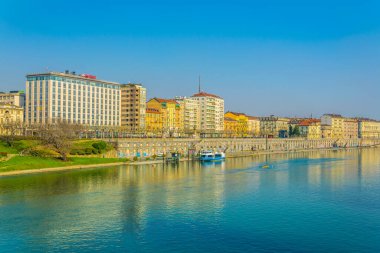 İtalyan Torino şehrindeki Po nehrinin nehir kenarına uzanan tarihi binalar..