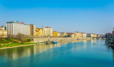 İtalyan Torino şehrindeki Po nehrinin nehir kenarına uzanan tarihi binalar..