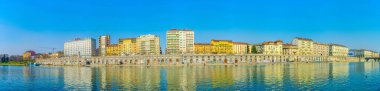 İtalyan Torino şehrindeki Po nehrinin nehir kenarına uzanan tarihi binalar..