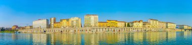 İtalyan Torino şehrindeki Po nehrinin nehir kenarına uzanan tarihi binalar..