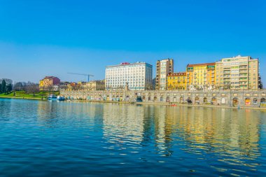 İtalyan Torino şehrindeki Po nehrinin nehir kenarına uzanan tarihi binalar..