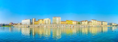 İtalyan Torino şehrindeki Po nehrinin nehir kenarına uzanan tarihi binalar..