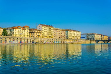 İtalyan Torino şehrindeki Po nehrinin nehir kenarına uzanan tarihi binalar..