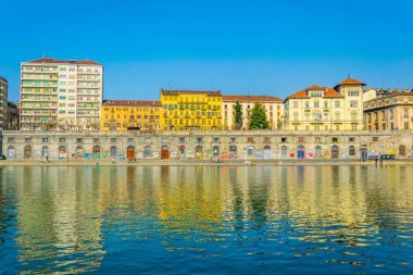 İtalyan Torino şehrindeki Po nehrinin nehir kenarına uzanan tarihi binalar..