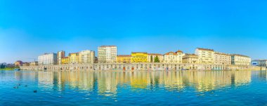 İtalyan Torino şehrindeki Po nehrinin nehir kenarına uzanan tarihi binalar..