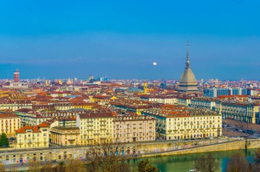 Ulusal Sinema Müzesi 'nin köstebek Antonio Elliana kulesi tarafından yönetilen Torino' nun hava manzarası.